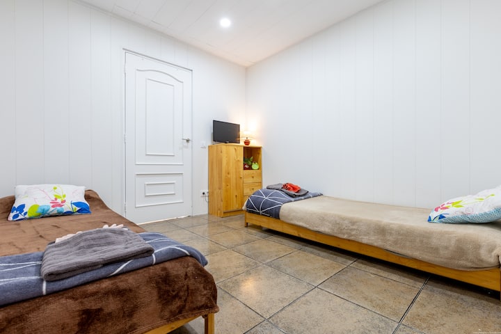 חדר שינה מס '3 עם שתי מיטות יחיד 