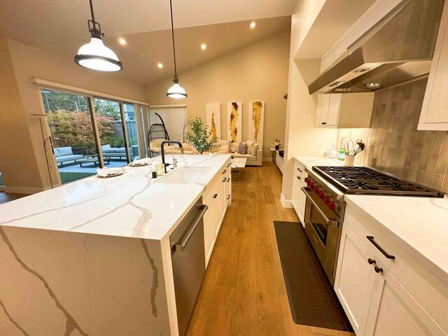 Bay Area Luxury Stay: Prime 3BR/3.5BA Home gallery image 4