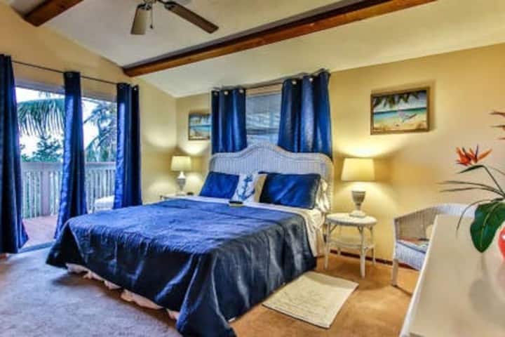 ห้องนอนขนาดคิงไซส์ด้านขวาพร้อมทีวีและวิวน้ำที่ยอดเยี่ยม