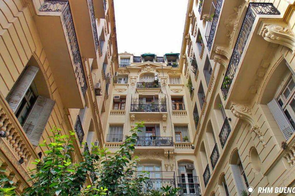 Edificio 1900 típico del buenos Aires francés comienzos del siglo xx y el tango "niño bien pretencioso y engrupido.... "