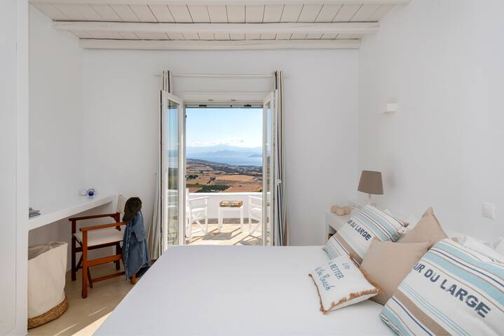 Cycladic Villa with panoramic view in Paros gallery image 3