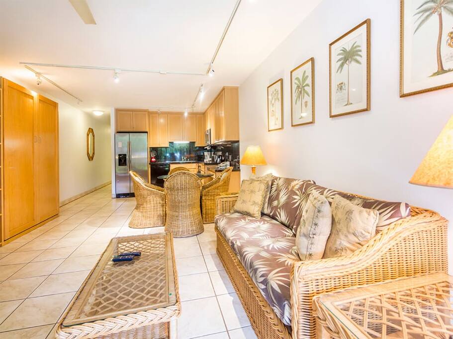 kamaole-1gv-1107-living-room-03.jpg
