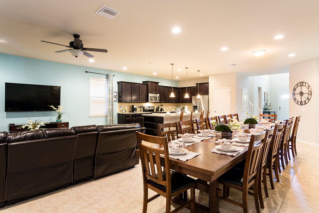 Sweet Home Vacation Rental Homes: 8 Bedrooms Pool Villa Windsor at Westside #7 (Dining & Kitchen)