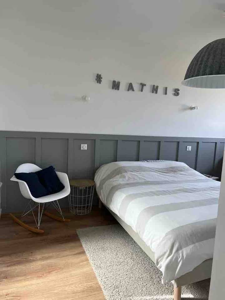 Първата спалня на горния етаж, която има собствена баня и малка съблекалня 