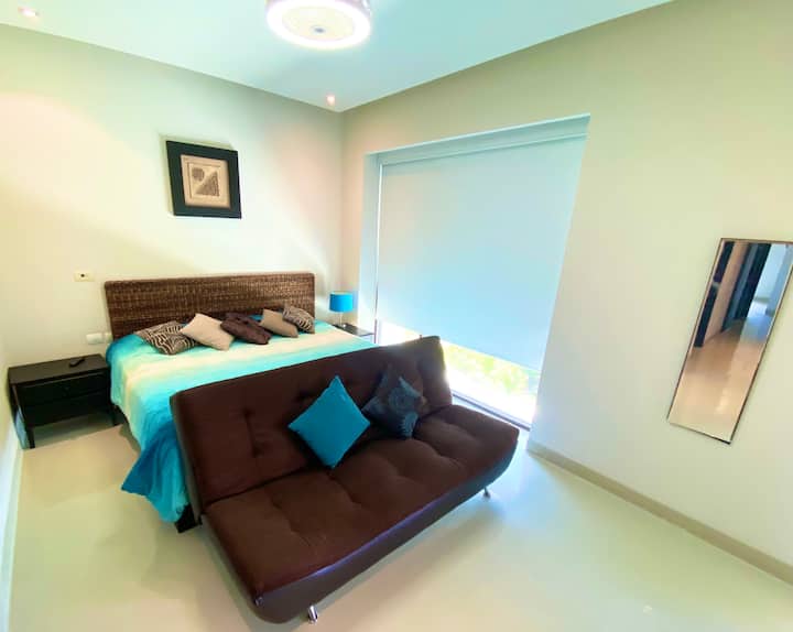 K dispozícii sú 3 manželské postele v trojlôžkových poschodových izbách, ako je to vidieť na fotografii.