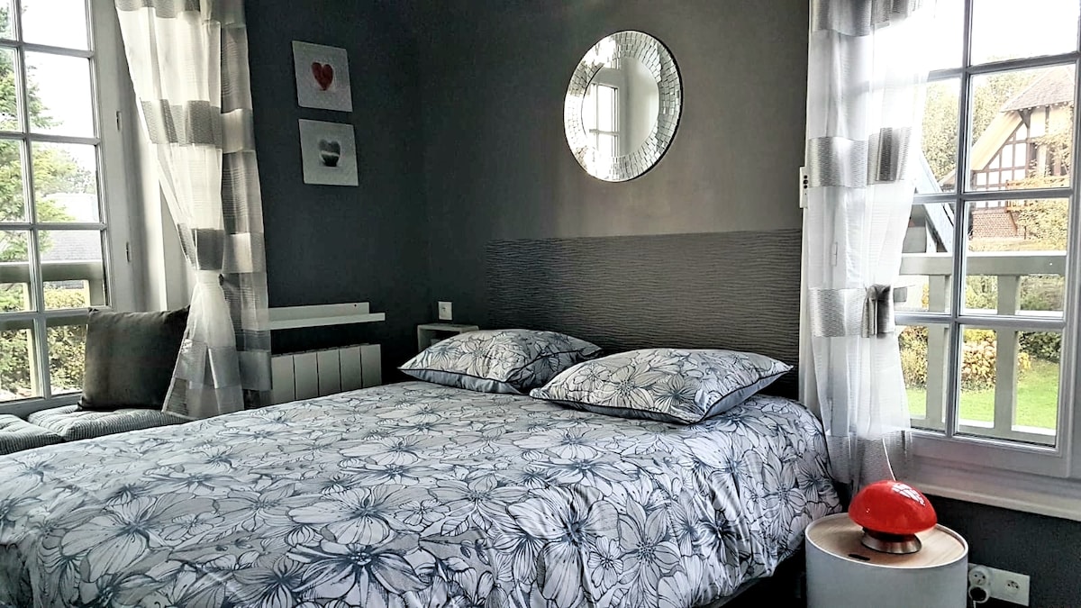 Chambre , lit 140x190. 2 fenêtres. Vue mer et parc.