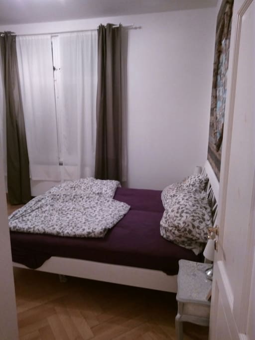 Schlafzimmer mit Doppelbett 15 qm