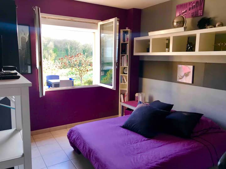 Chambre 4: 2 personnes 
Chambre plein sud 
Équipement TV, wifi, frigo, lavabo, micro ondes, bouilloire, penderie
