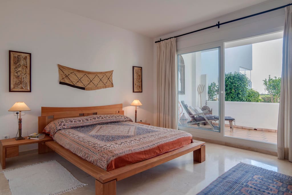 Main bed room, terrace and garden infront of Golf Río Real & sea