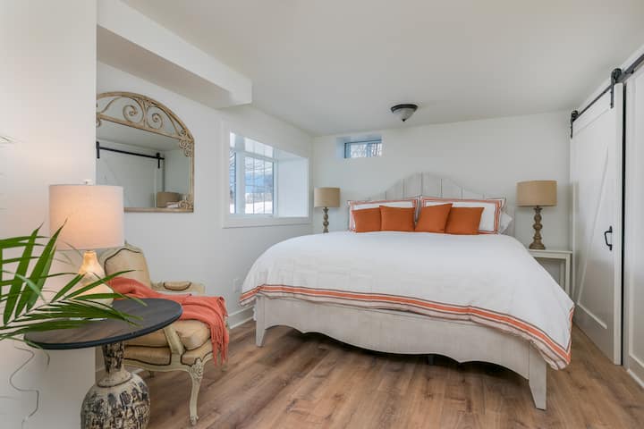 Chumba cha kulala cha kiwango cha chini kina kitanda aina ya KING., kilicho na chaguo la kuongeza kitanda cha kawaida cha watu wawili, baada ya ombi na kwa ilani ya mapema. Vitanda 2 vya ukubwa wa kawaida vinapatikana kwa ilani ya hali ya juu.