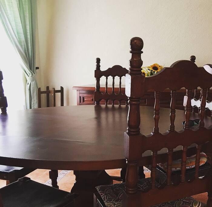 Comedor con vista a calle del fraccionamiento.