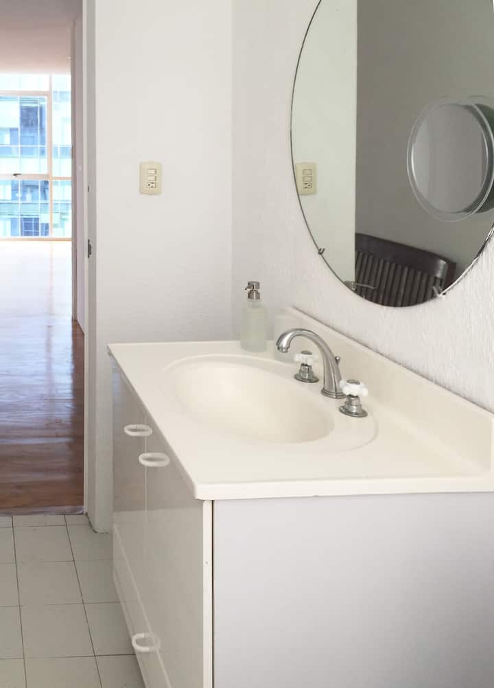 Comfortable, beautiful and convenient pied à terre