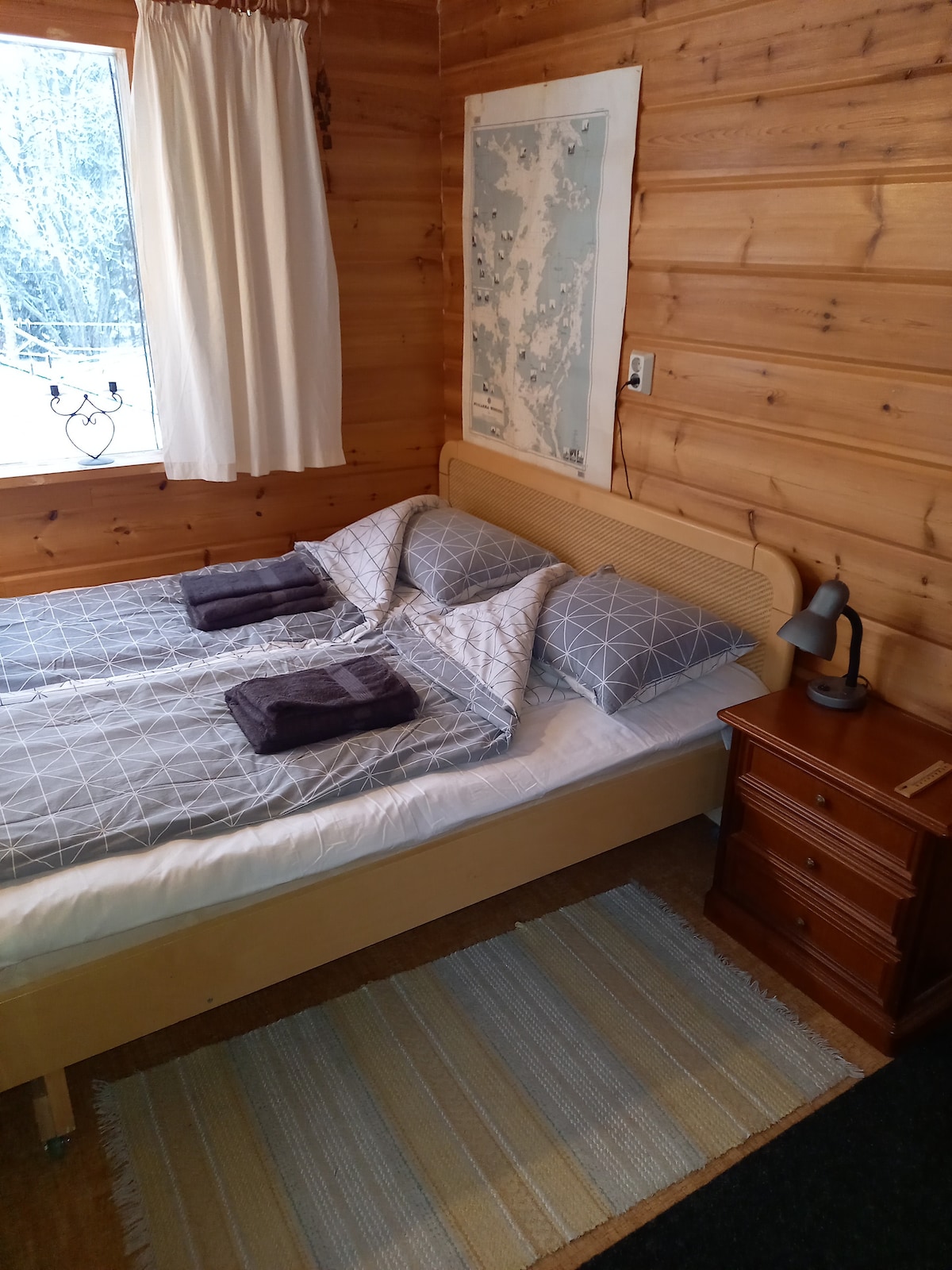 Kolmas makuuhuone on Vilpola, jossa yksi parivuode. Makuuhuone on käytössä mikäli majoittujia enemmän kuin kahdeksan. Tarvittaessa Vilpolan käytöstä voidaan sopia erikseen.