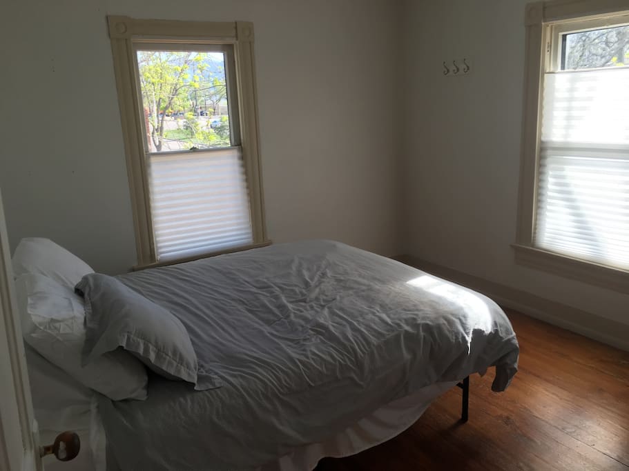 Queen bed, new linens, view to the west (pikes peak) and window to the south. Central air, hardwood floors. New desk, giant mirror, tv, walk in closet.