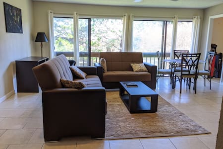 Spacious cozy minutes from beach center of Destin