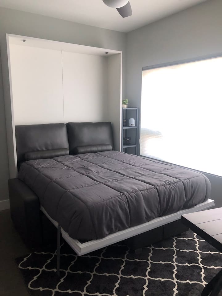 Lit escamotable en position de couchage, ce qui laisse encore suffisamment d'espace pour manœuvrer dans toute la pièce.

Elle est pliée sur la causeuse vue sur les photos précédentes. Il ne s'agit pas d'une pièce à part. 