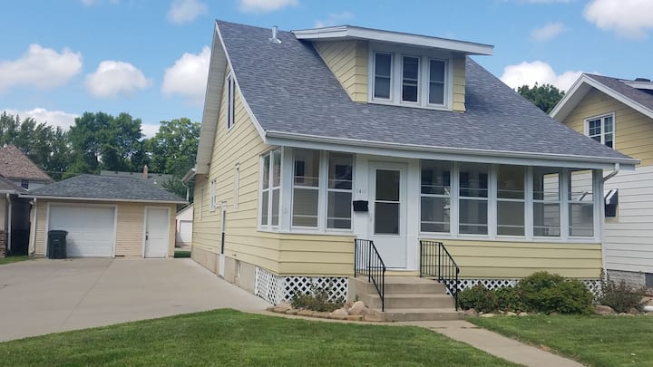 Comfy, yellow home, 1 block from St Mary’s Hosp.