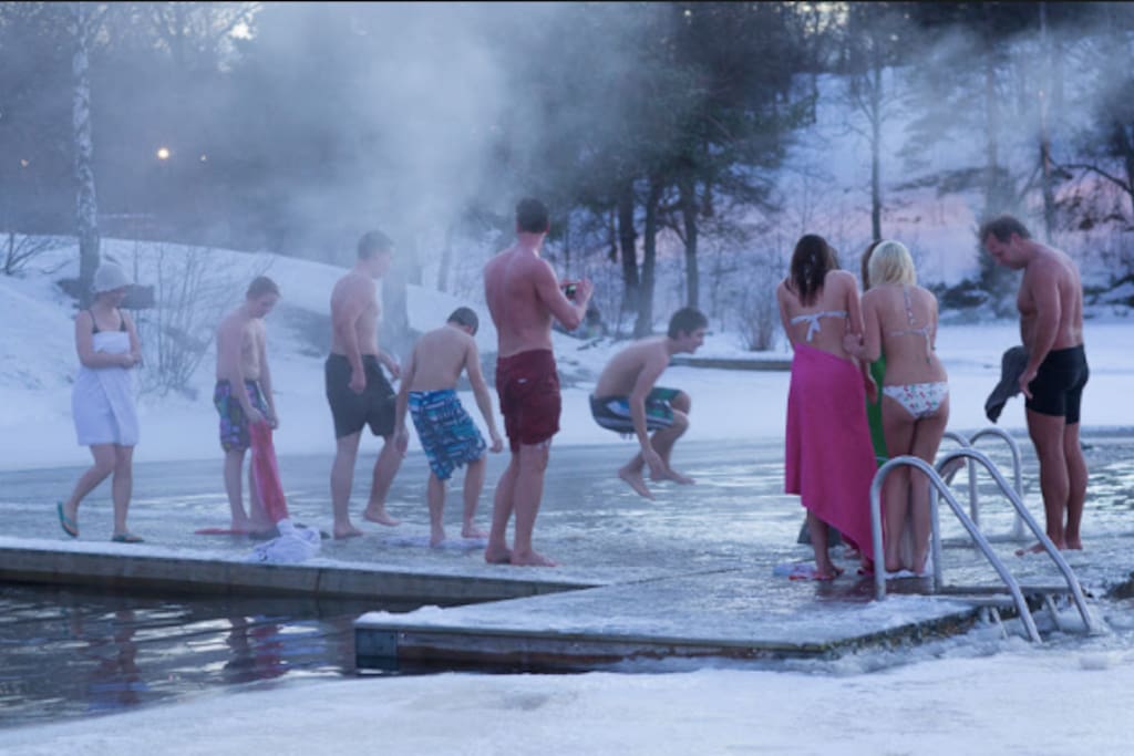 Walk through the Nacka nature reserve to Hellasgården, take a swim in the freesing water before entering the sauna.