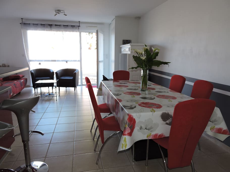 Un séjour avec une table, 6 chaises