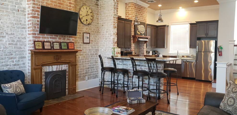 Rare French Quarter 3BR, 3.5BA w/Roof Terrace! gallery image 5