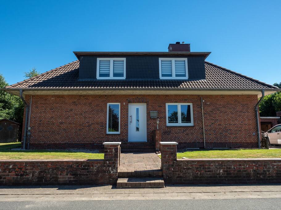 Frontansicht, Hauseingang.