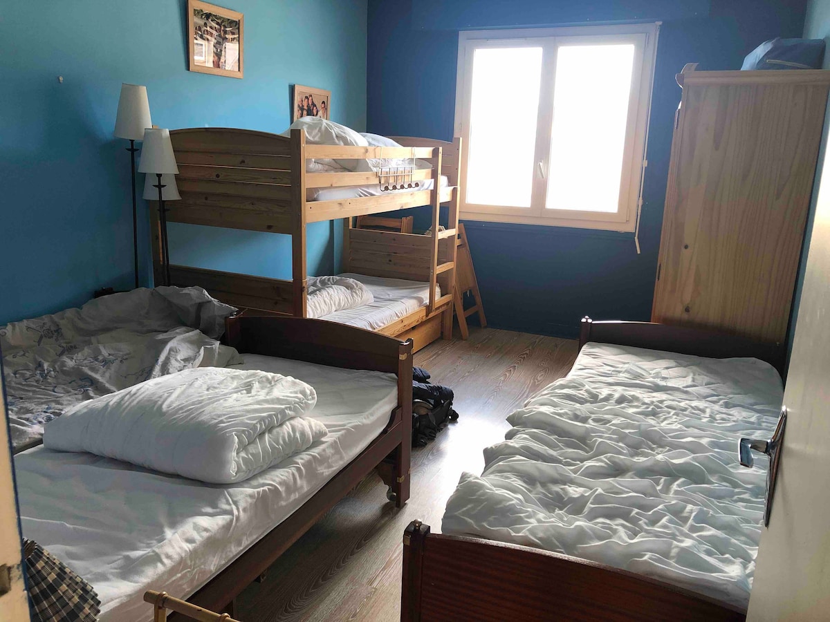 第二间卧室配有一张单人床和1张双人床（附2张单人床）和一张双层床。一个大储物柜。 