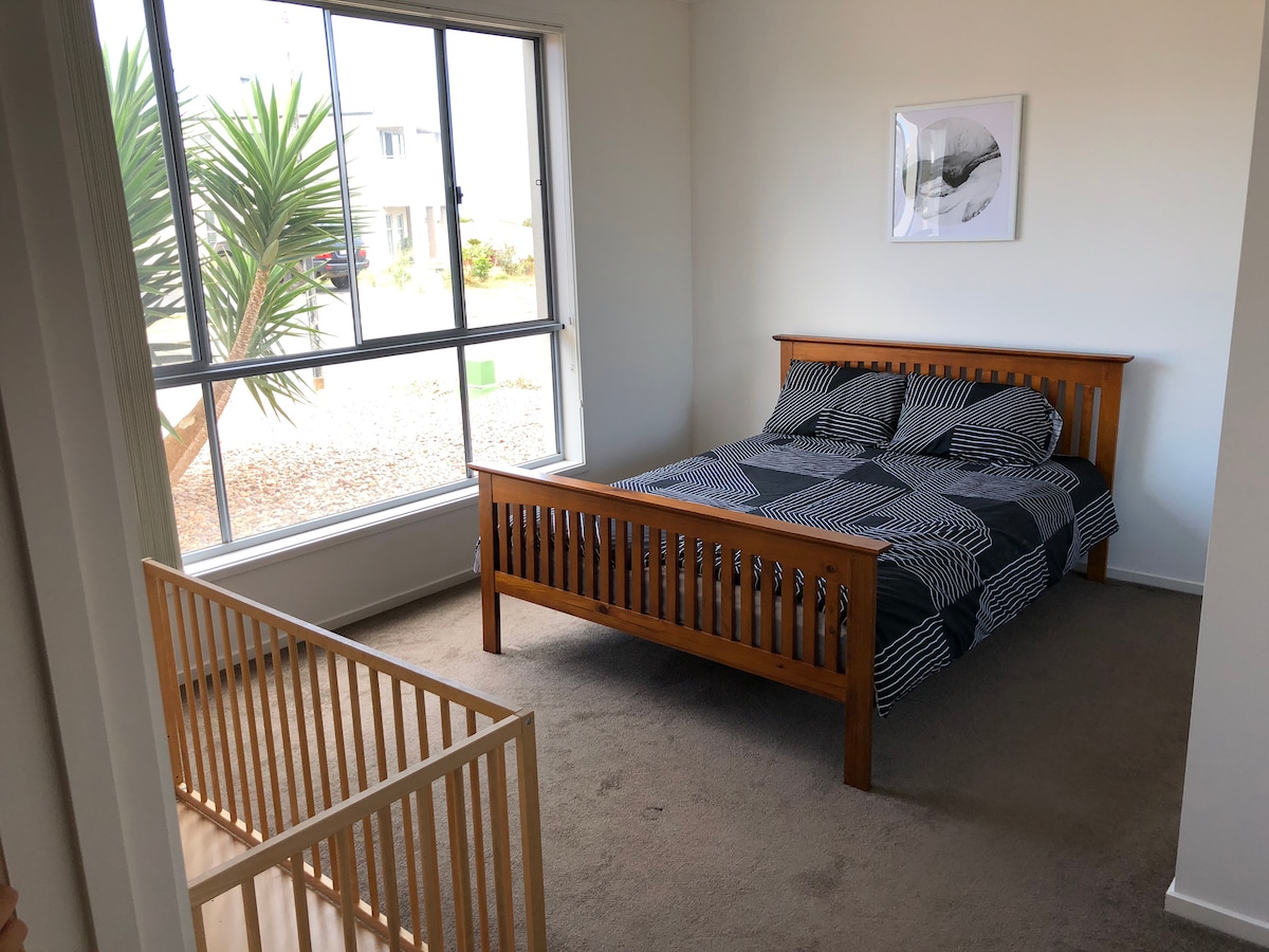 غرفة نوم بسرير بحجم كبير