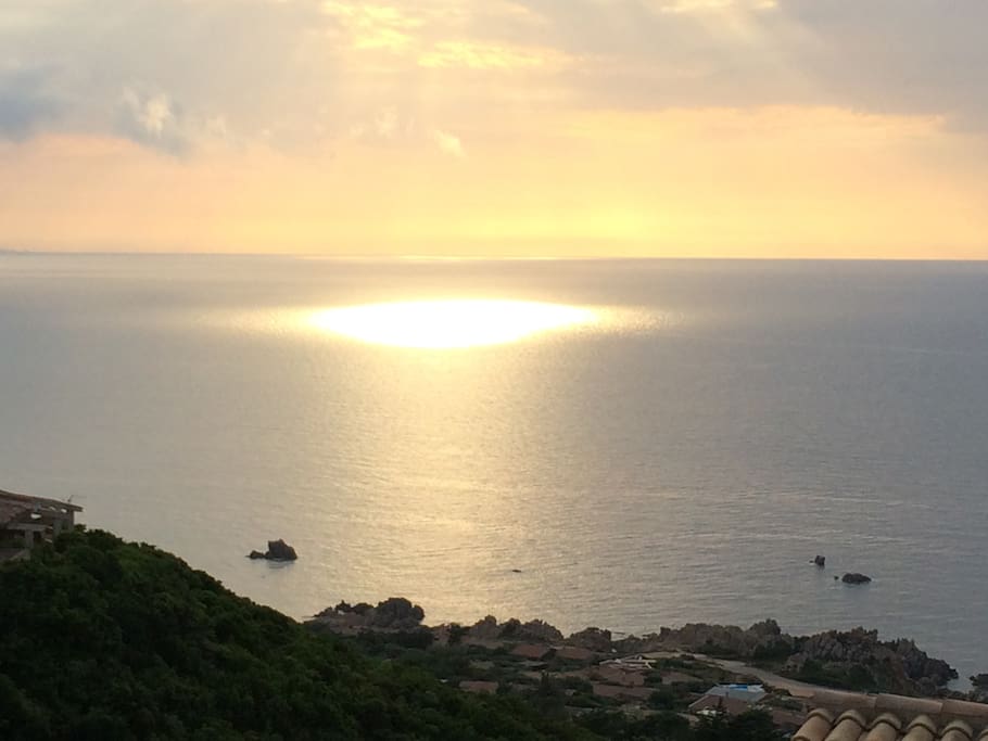Per i più romantici la vista di un tramonto mozzafiato sul mare.