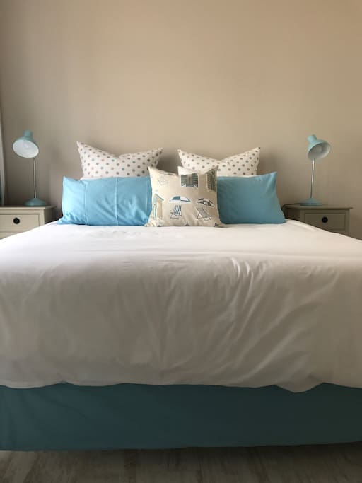 Super comfy queen-size bed and percale cotton linen.
