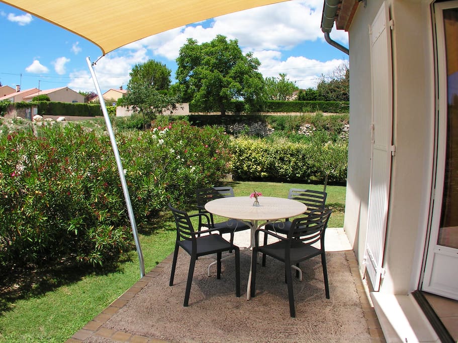 Au calme, au soleil ou à l'ombre sur la terrasse !