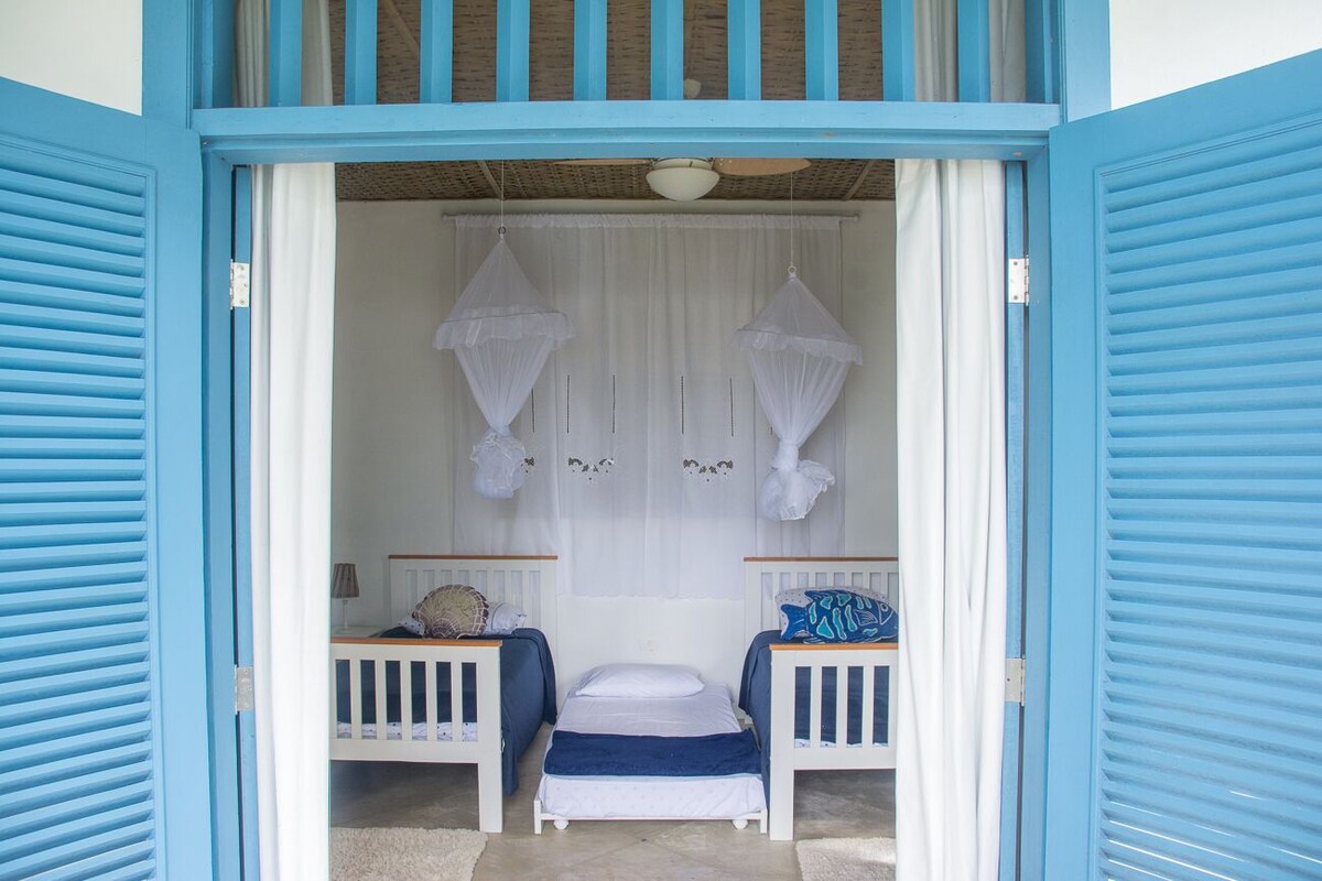 Მთავარი სახლის ქვეშ მდებარე ორი ოთახიდან ერთი ხედი იშლება