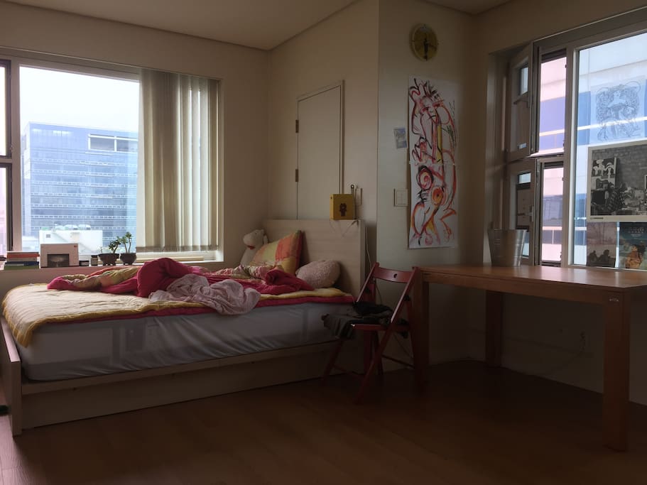 queen sized bed, wide table for work/meals, two-sided window to enjoy the scenery of Gangnam district.