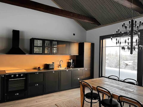 Ski-in lodge with hot tub (Apt 1)