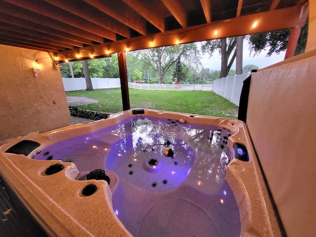Lake Retreat | Hot Tub |Pool Table | Peaceful| Fun gallery image 2