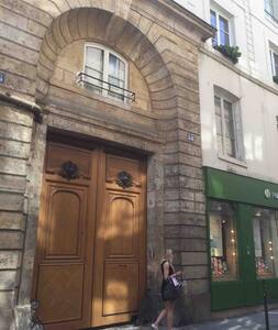 LITTLE ROOM IN HEART OF MARAIS