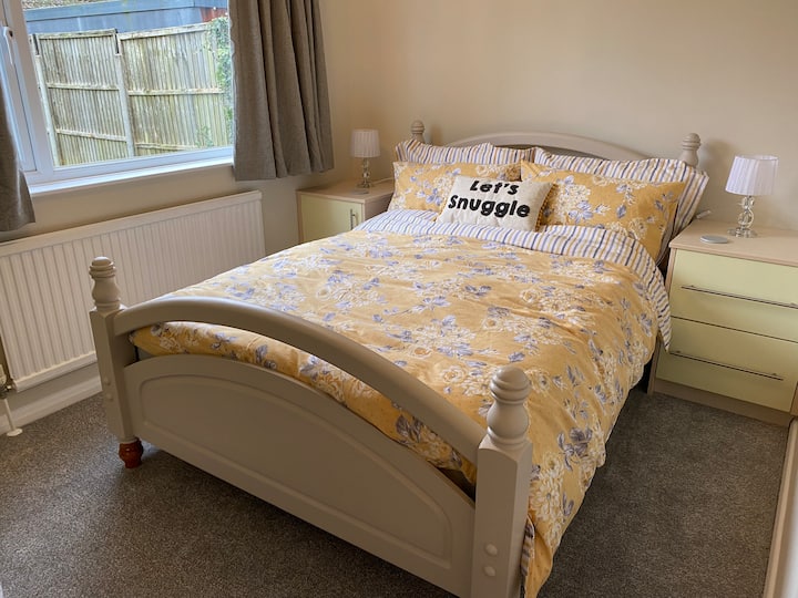 Dormitorio con cama doble