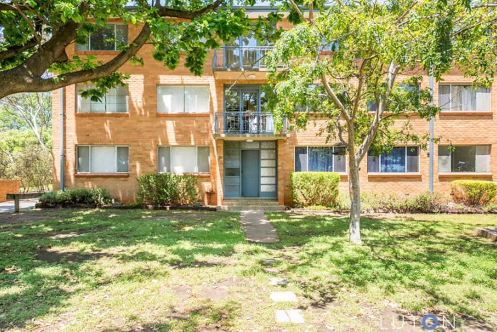 Beautiful leafy suburb, apartment is across the road from a school and playground