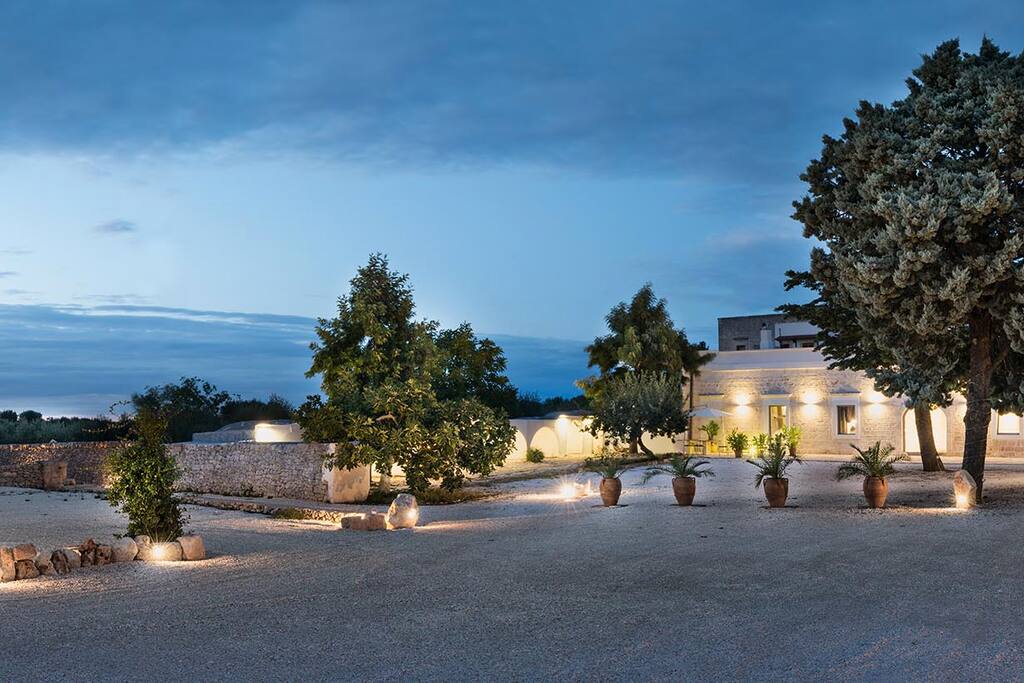 MASSERIA IL MANDORLO FIORITO PROSPETTO E AIA