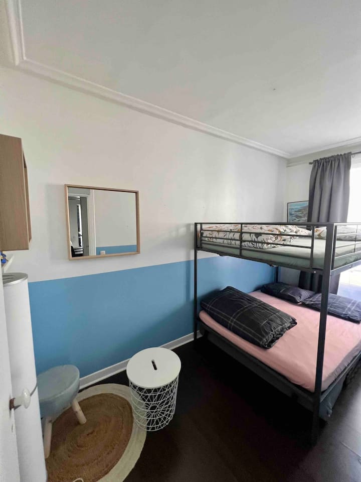 Спална соба 11м2
2 брачни кревети на спрат - 140 x 190
Белешка : Максимална тежина 250 килограми