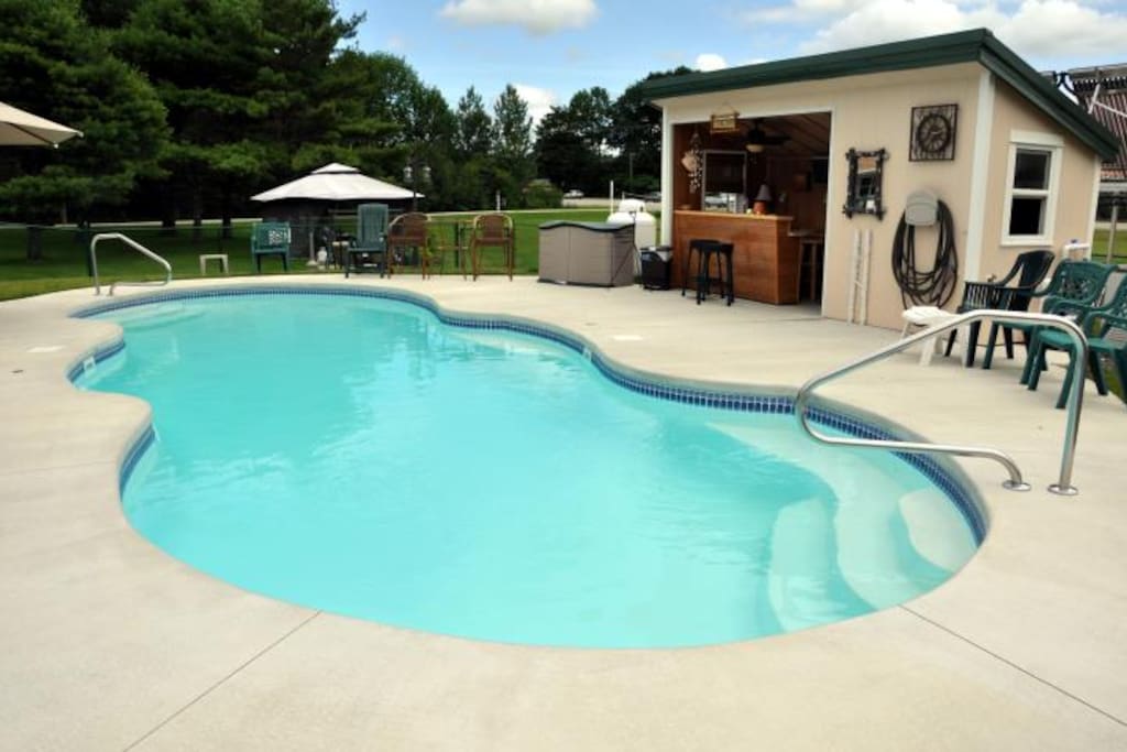 Beautiful, CLEAN pool area...