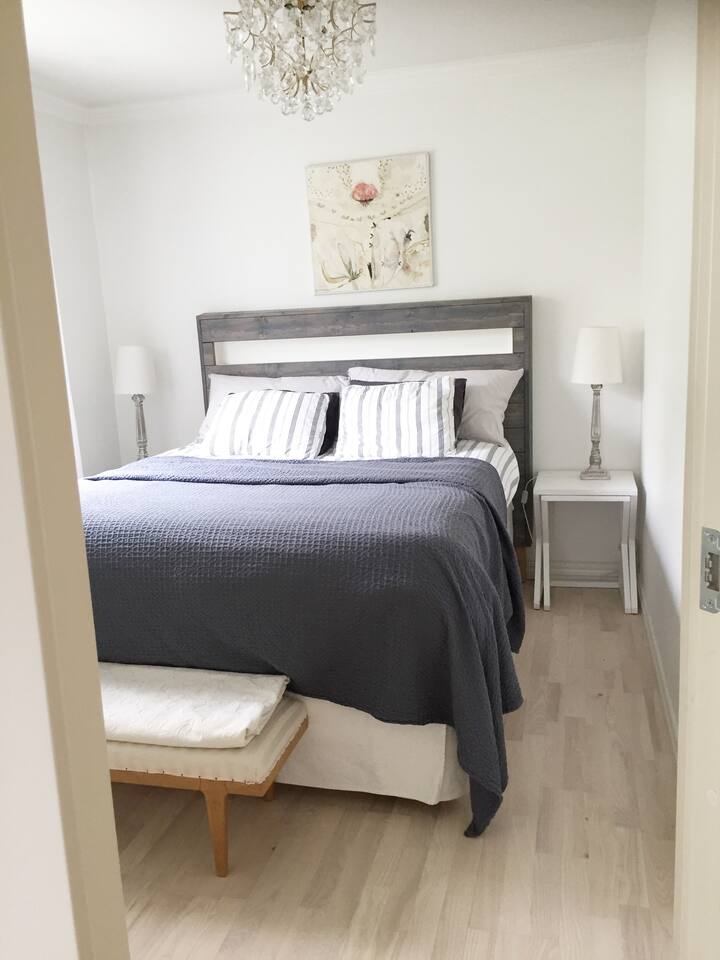 חדר שינה 3 ליד מטבח וחדר טלוויזיה.