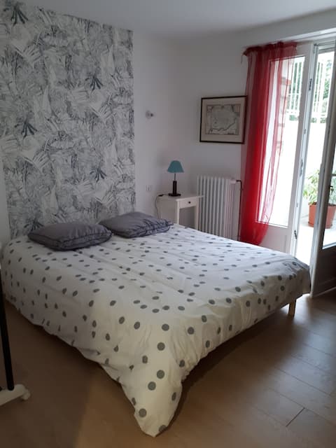 Annonce Airbnb populaire: cozy apartment, private pool, 250 m from the beach. à Royan