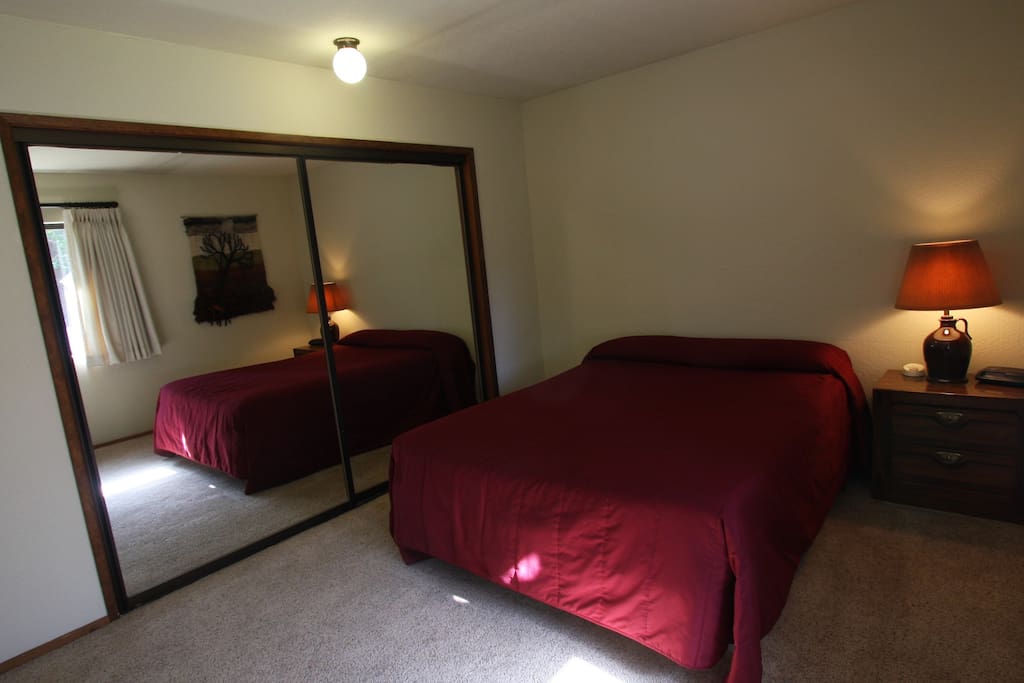 Downstairs Queen Master Bedroom/Bath En Suite