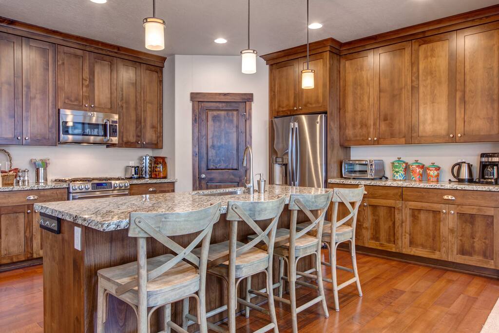 Kitchen Bar: Seating for 4
