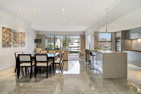 Luxury 4 bedroom house in central city 5 star