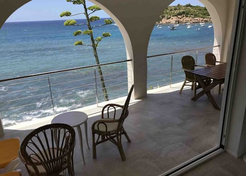 waterfront villa for 6 people.