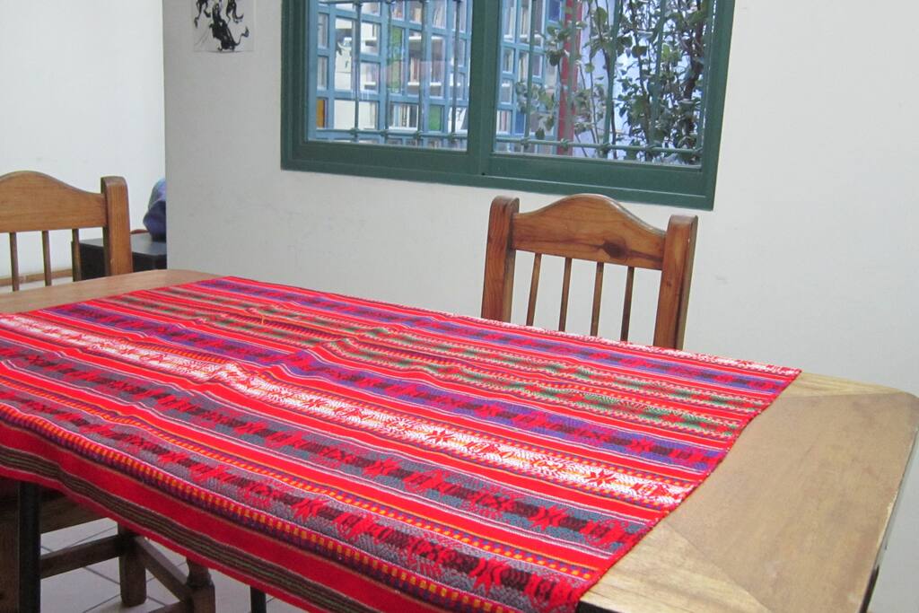 mesa, sillas, pava eléctrica, tazas y vasos, conexión wifi