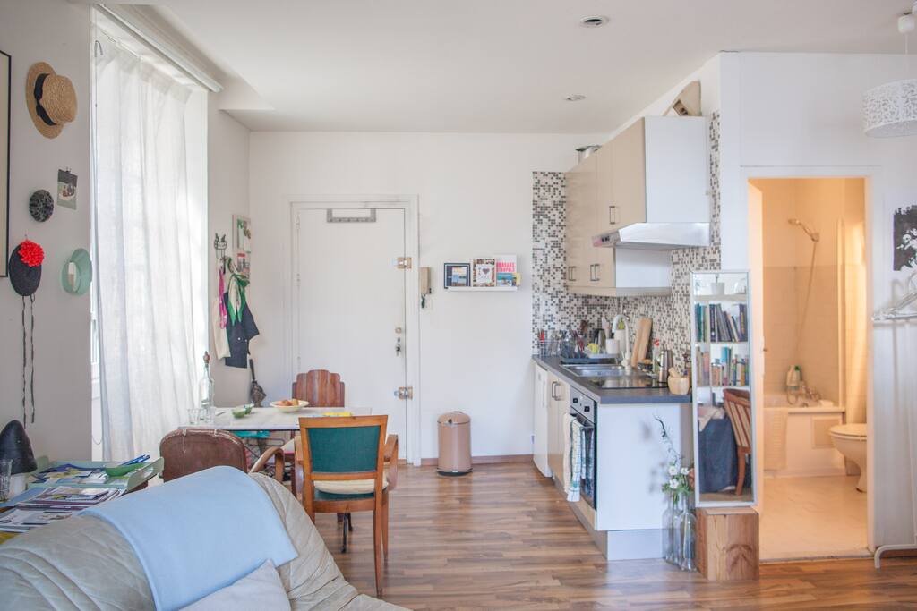 L'Entrée, La Cuisine & La Salle de Bain