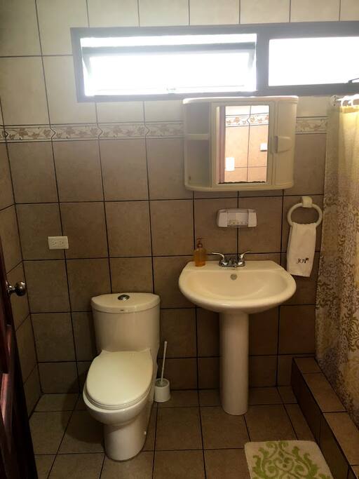 Espacioso baño.
