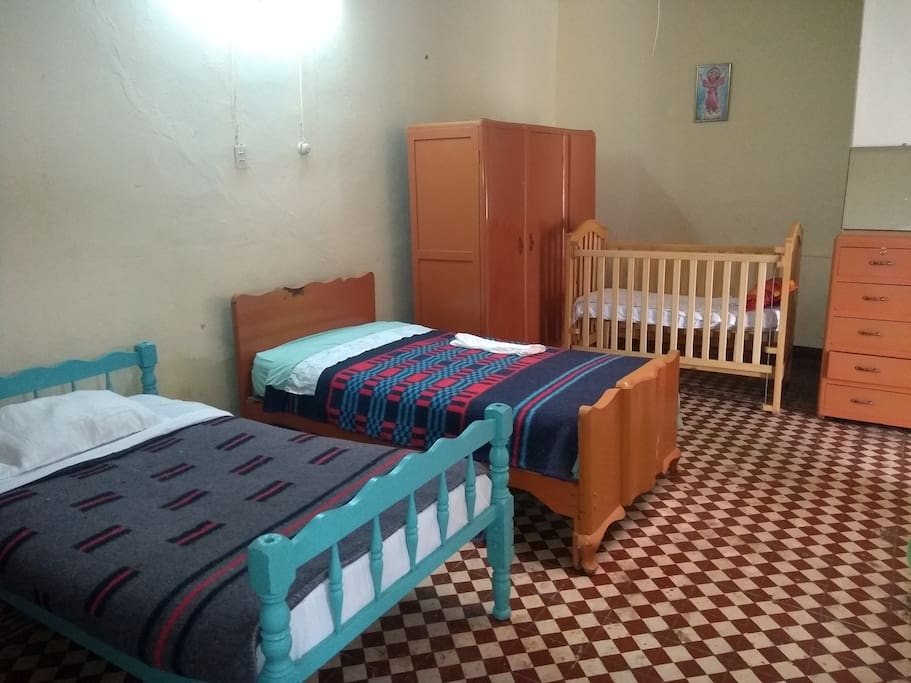 dormitorio con baño, 2 camas, 1 cuna